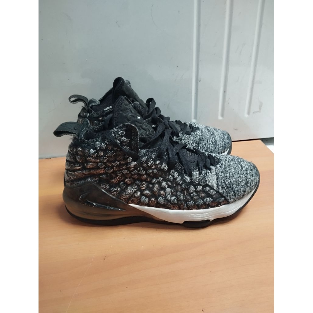Sepatu Basket Sneakers Casual Nike LeBron 17 Youth Size 37,5