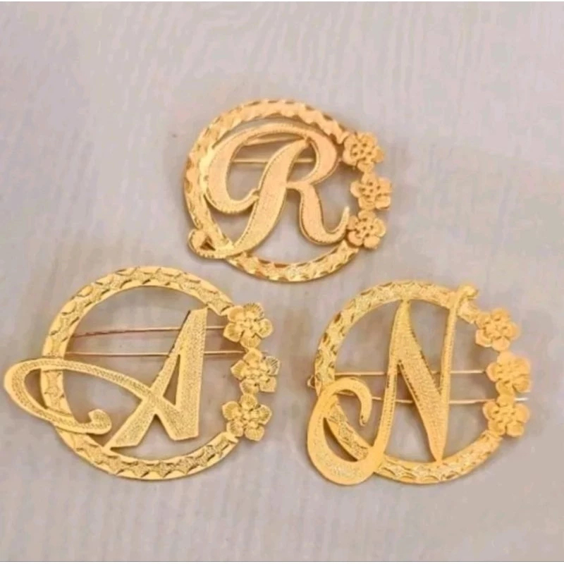 ros nama bros huruf inisial premium bros huruf besar lapis emas mewah dan MENAWAN