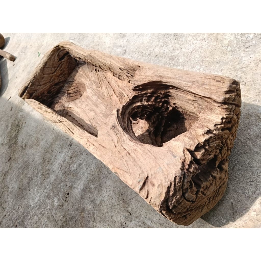 lesung dan lumpang antik kayu jati erosi lawasan