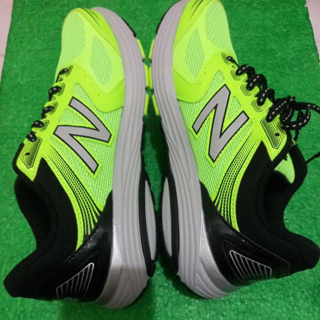 Sepatu sport New Balance 565V7 Hijau stabilo