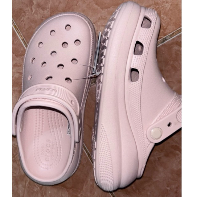 Preloved Sandal Crocs Classic Wanita Pink Muda Tinggi 7cm