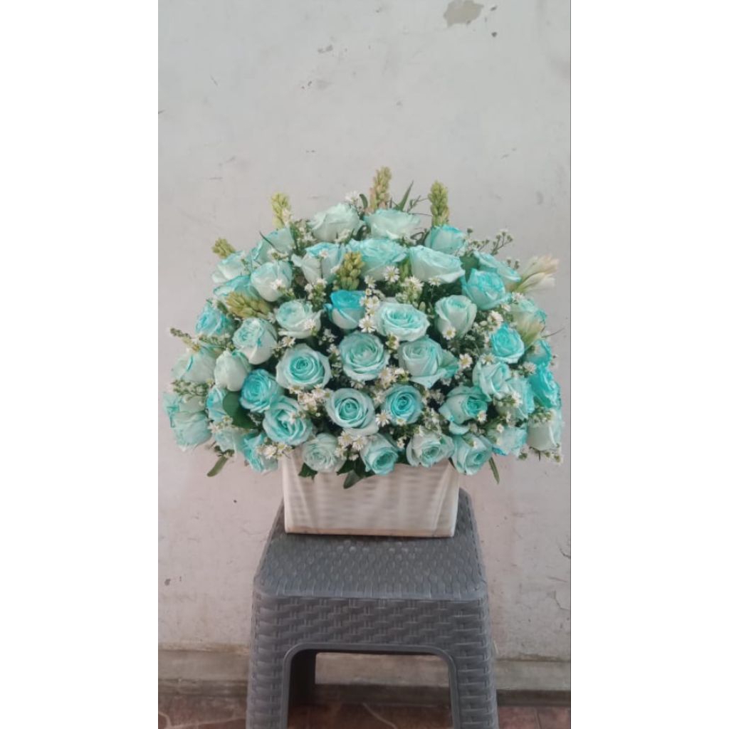 karangan bunga vas mawar biru isi 40 + sedap MLM 10 t