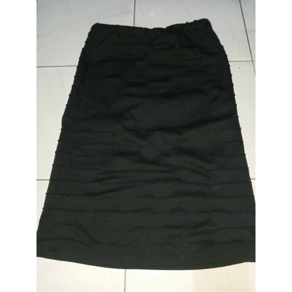 preloved rok hitam