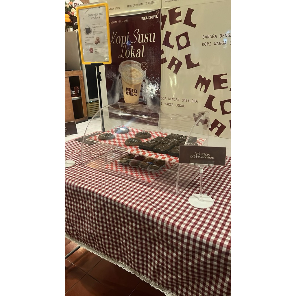 display kue rak acrylic / showcase display kue.