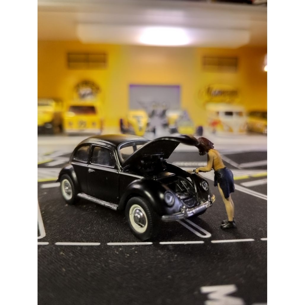 Paket Diecast Greenlight VW Bettle + Figure woman
