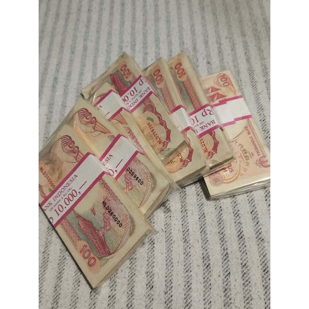 Uang Kertas 100 rupiah phinisi gepokan urut