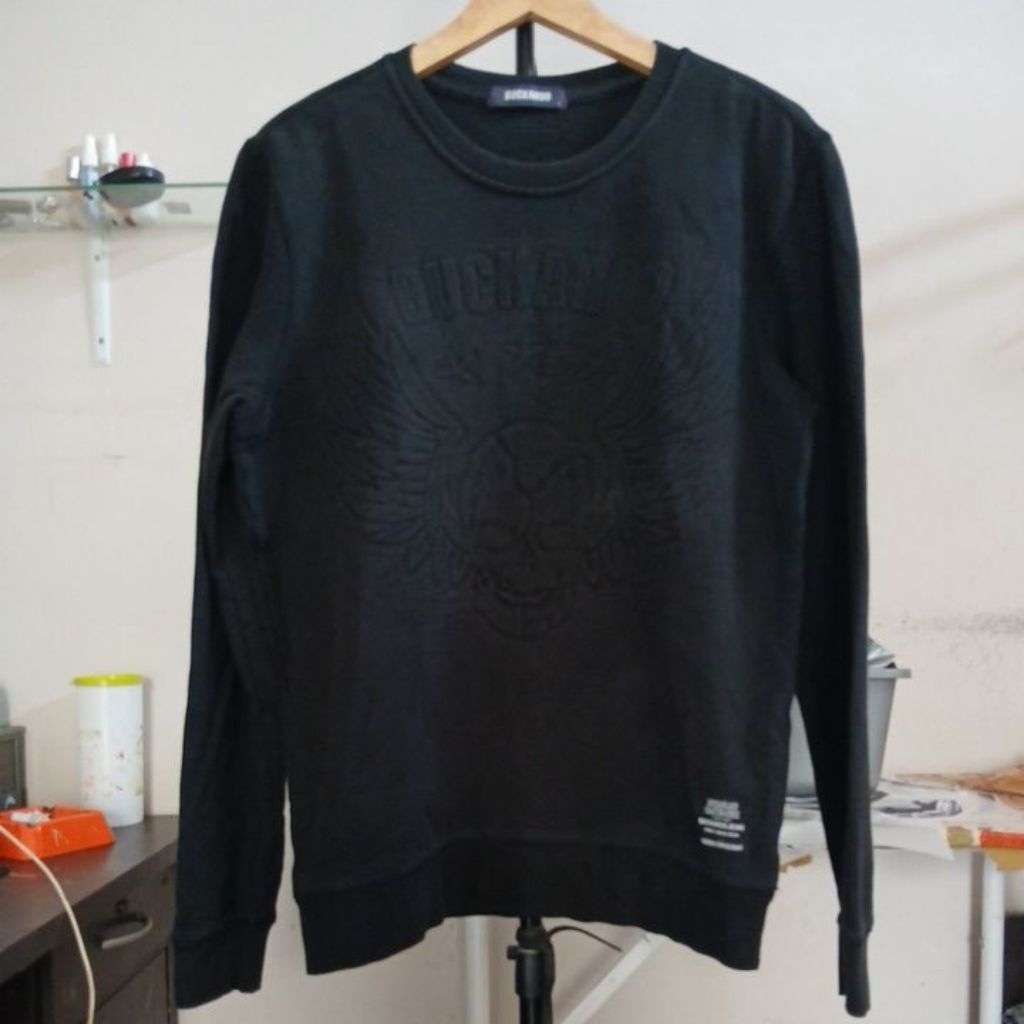 Crewneck Sweatshirt dengan gaya varsity bahan katun pleece warna  hitam pekat kerah kencang dgn logo