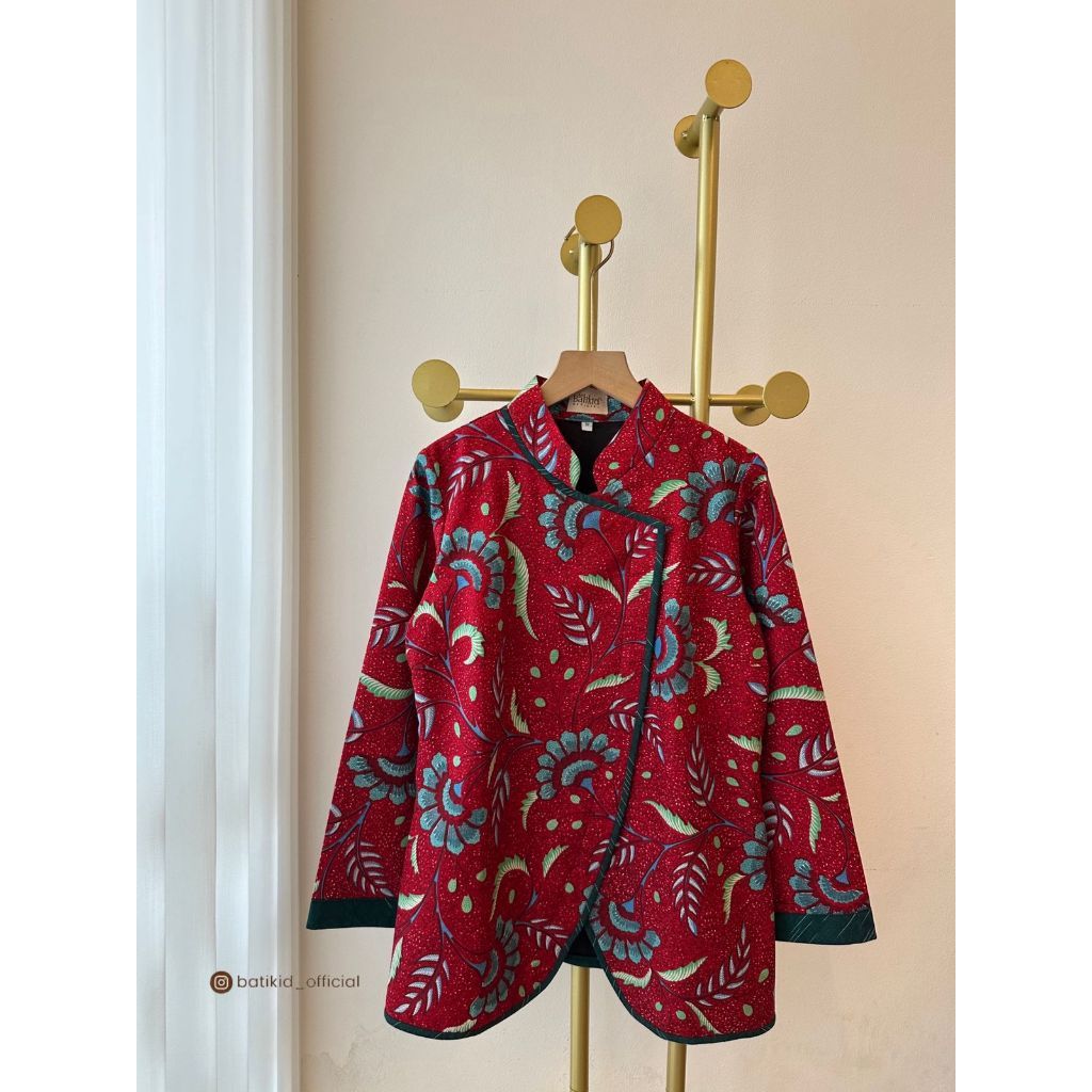Batikid Official - Lotus Crimson Sanghai - Blouse Batik Asimetris Merah Modern Kombinasi List Hijau