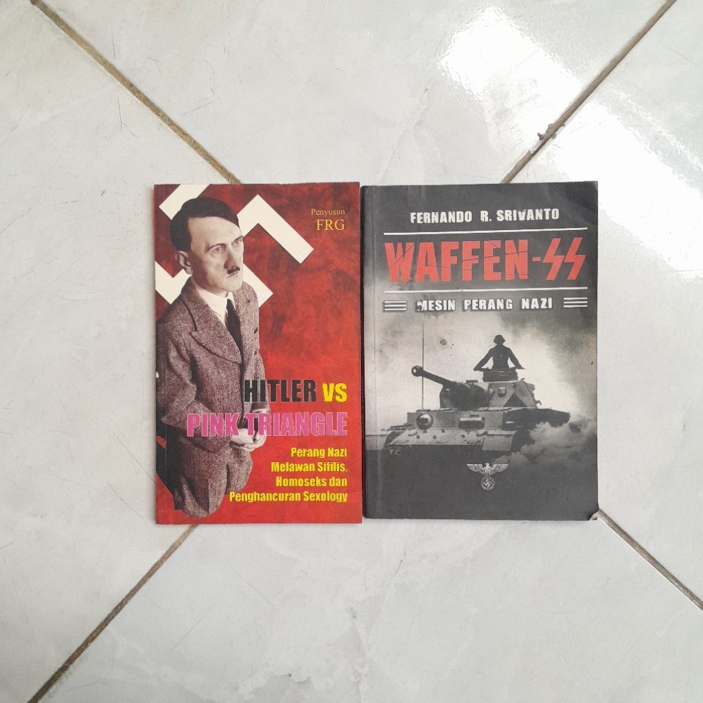 Sepaket Buku HitlervsPinkTriangle dan Waffen-SS