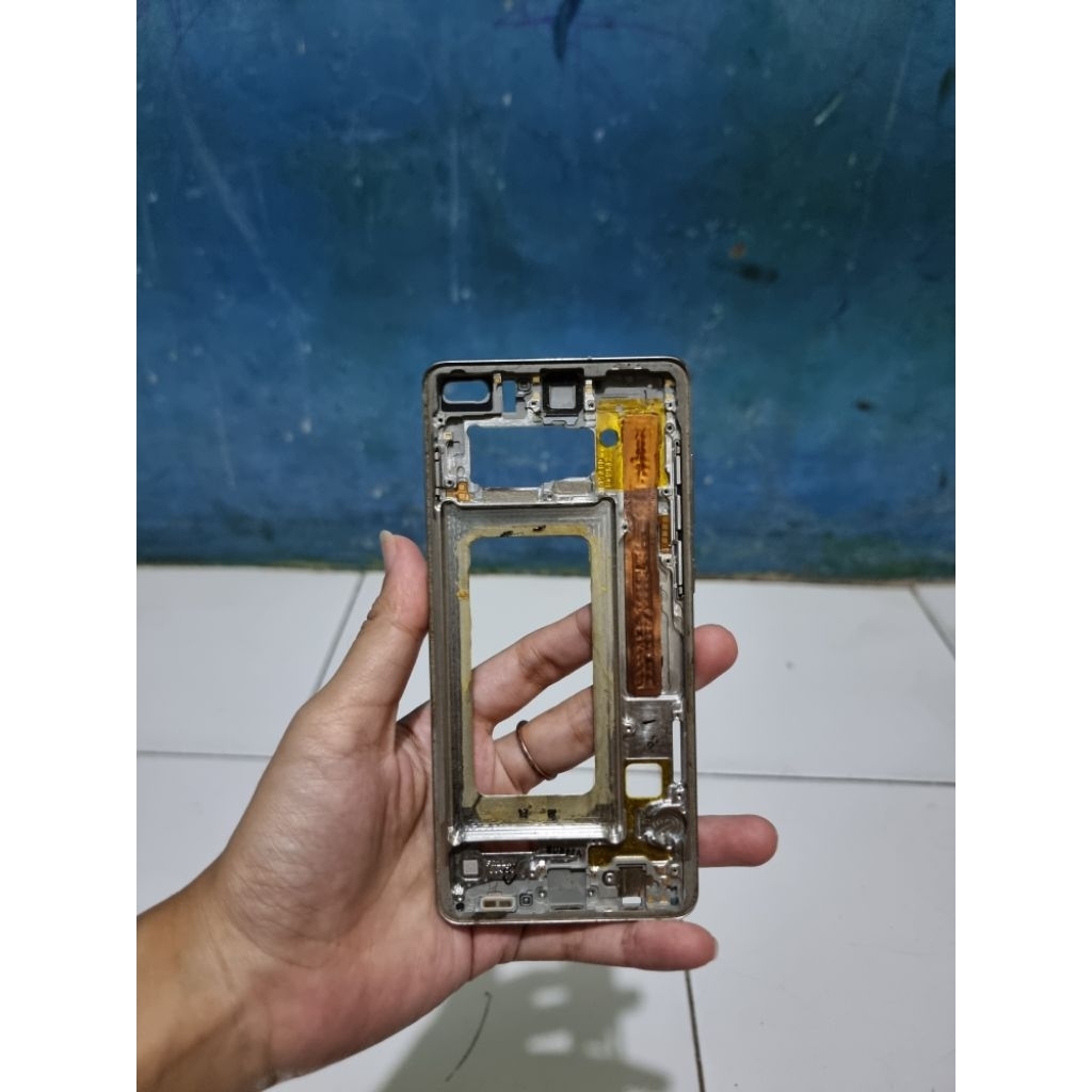 frame tulang tengah Samsung S10+