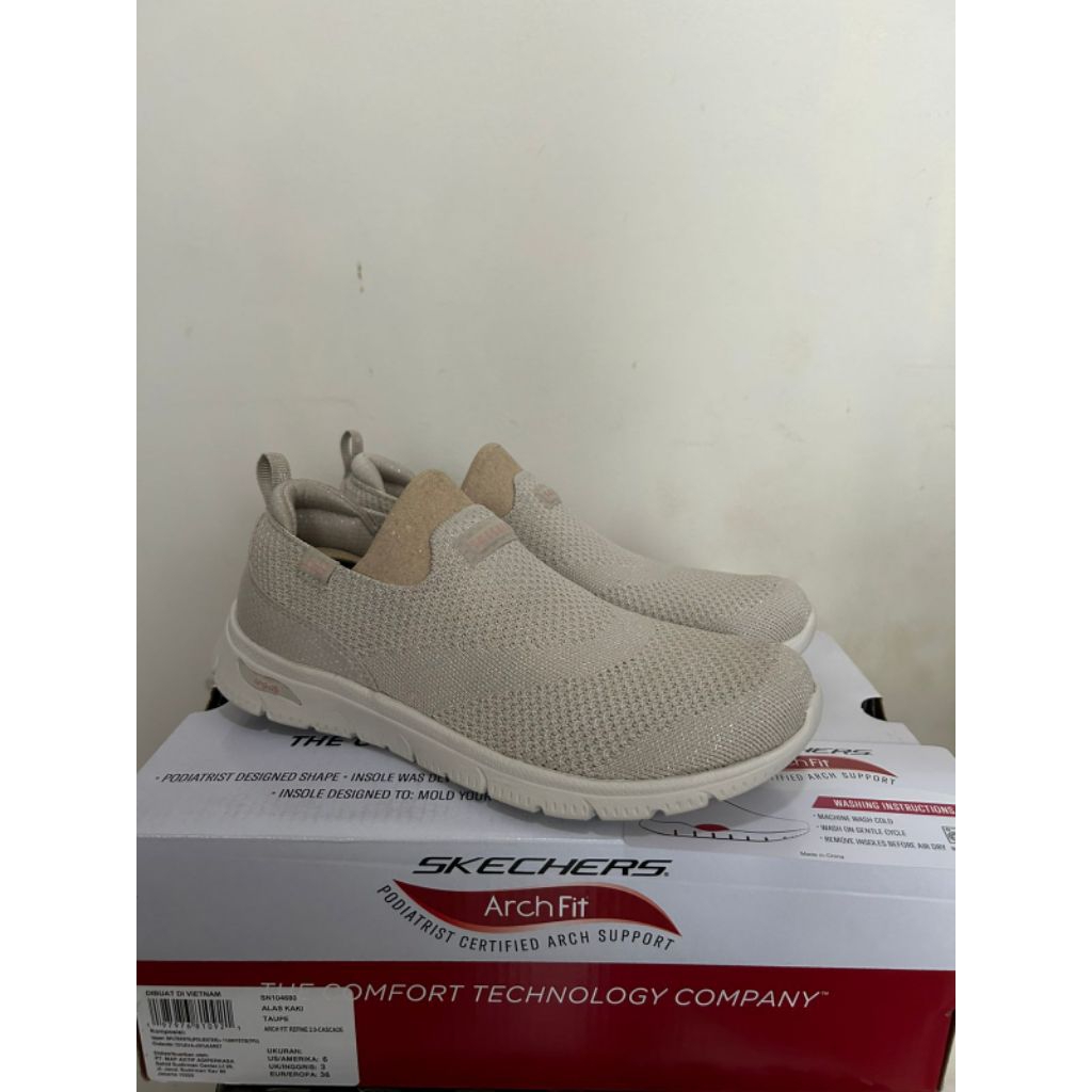 Sepatu Lari Skechers Arch Fit Refine 2.0