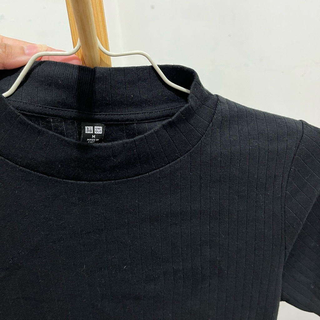 UNIQLO SLIMFIT HIGHNECK RIBBED TOP MH031