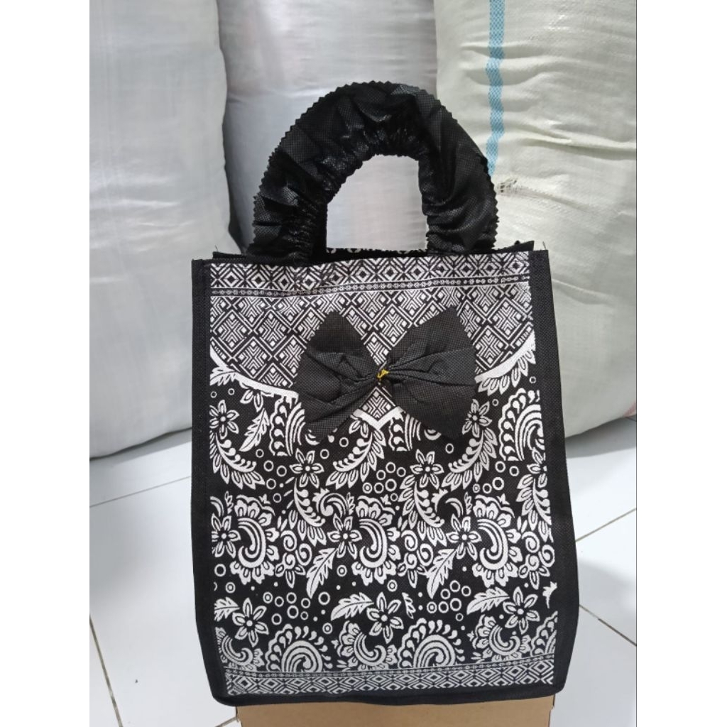 Tas Hajatan Batik Renda kotak Putih Uk.22x22x30cm (12pcs)