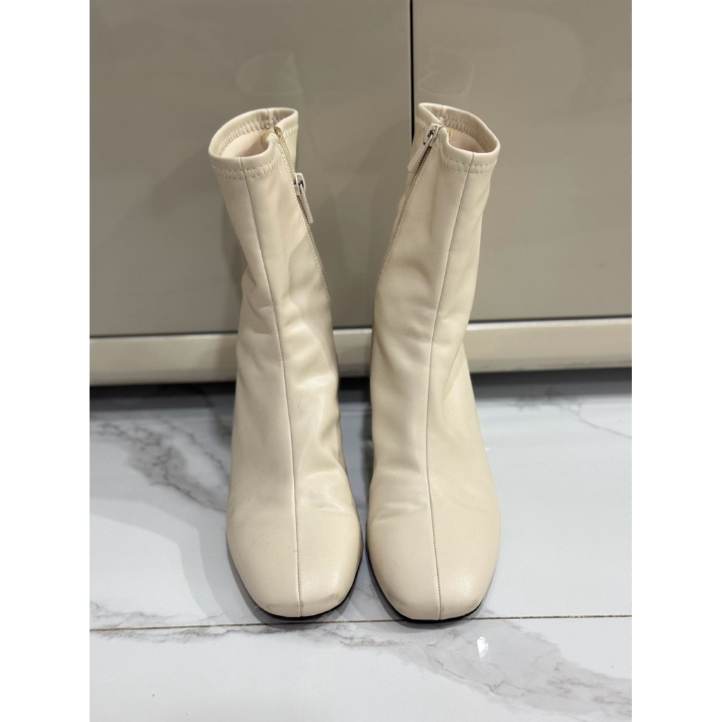 sepatu boots pull&bear white size 37
