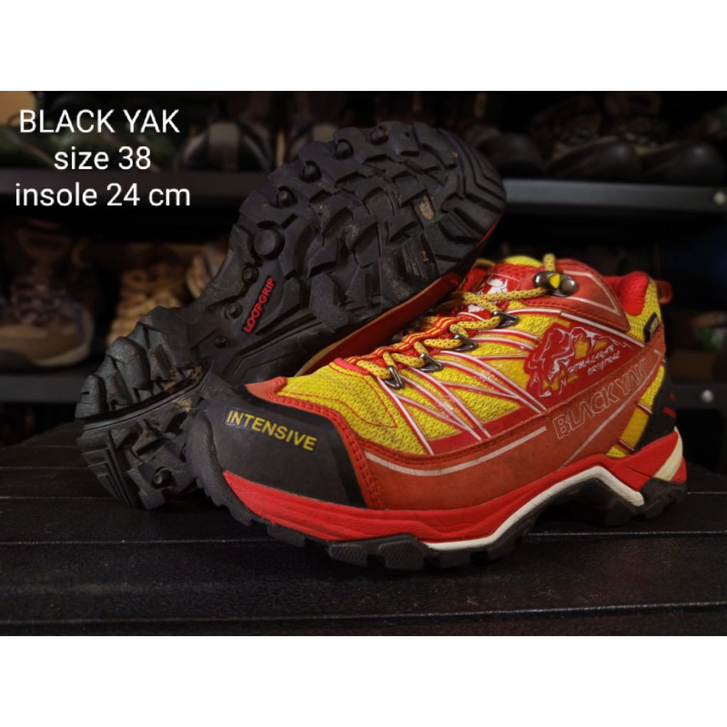 sepatu outdoor BLACK YAK 38