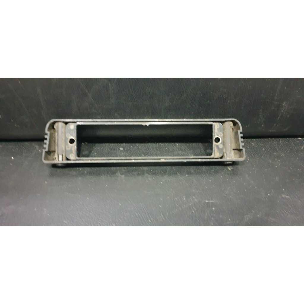 Pinggiran samping tutup power amplifier mobil ukuran 24 x 5 x 2 cm bekas