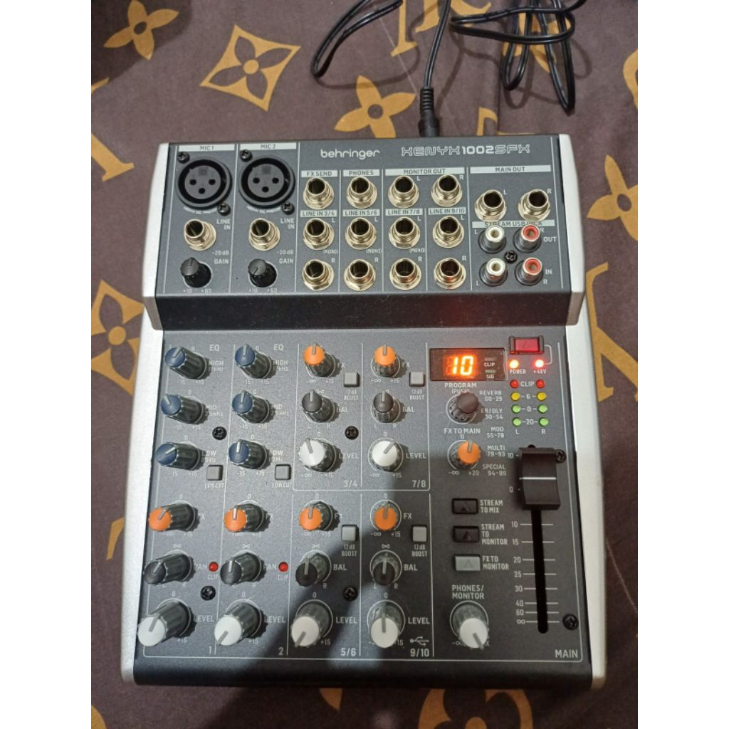 audio mixer behringer xenyx 1002SFX