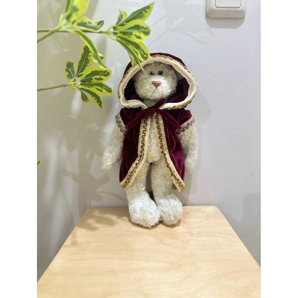 Teddy TY putar artikulasi kostum jubah maroon