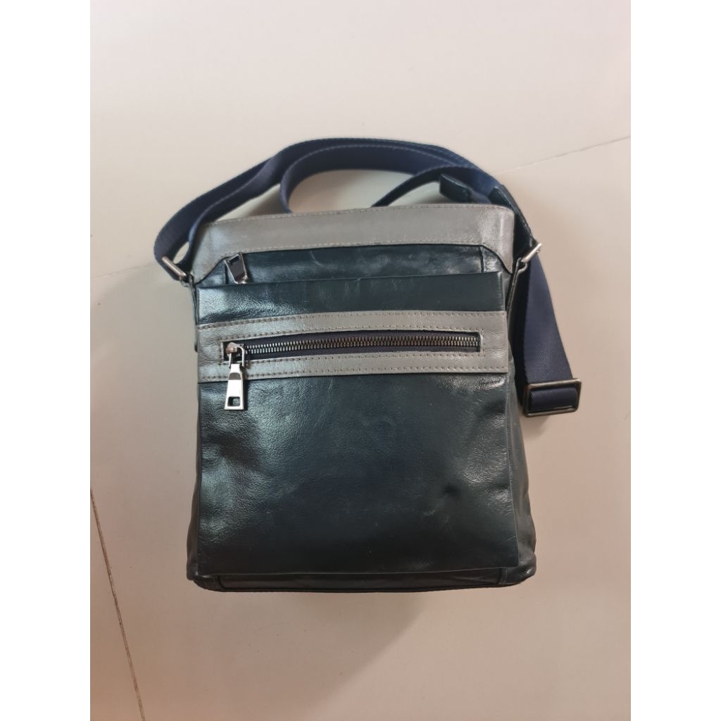 102. Tas SlingBag Pria Grey Navy Leather
Mantan / Bekas / Second

Size : 24cm x 4.5cm x 26cm

Kulit 