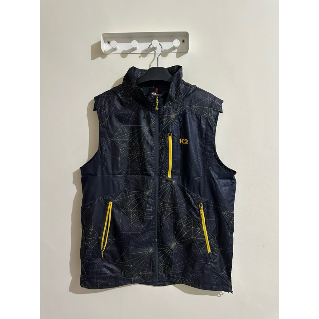 K2 Outdoor Tech Vest Men's Lightweight Gilet with Contrast Yellow Zips & Geometric Print Rompi Hitam