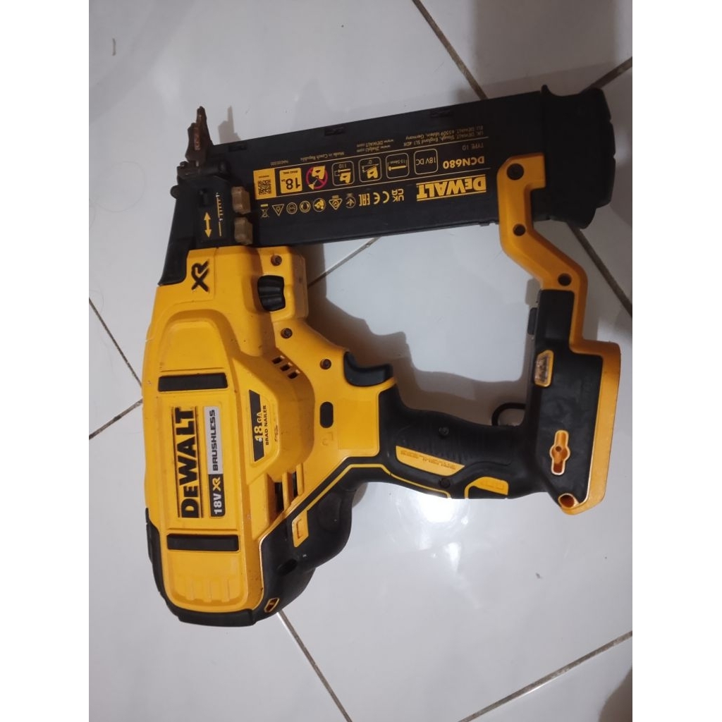 Mesin Paku Tembak Dewalt DCN680 Brad Nailer Cordless Baterai Bekas