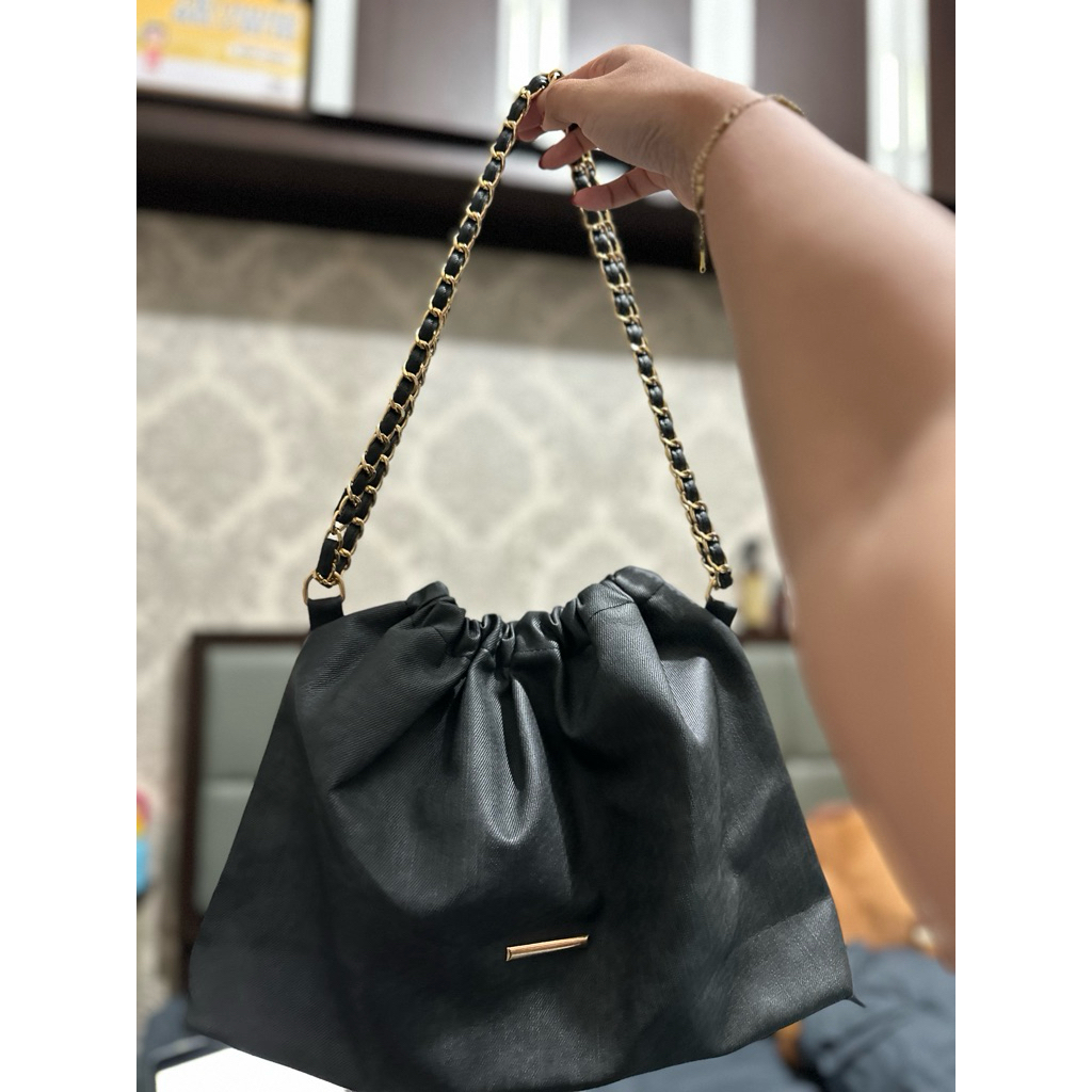 Black Ruched Chain Bag - Sophisticated & Timeless