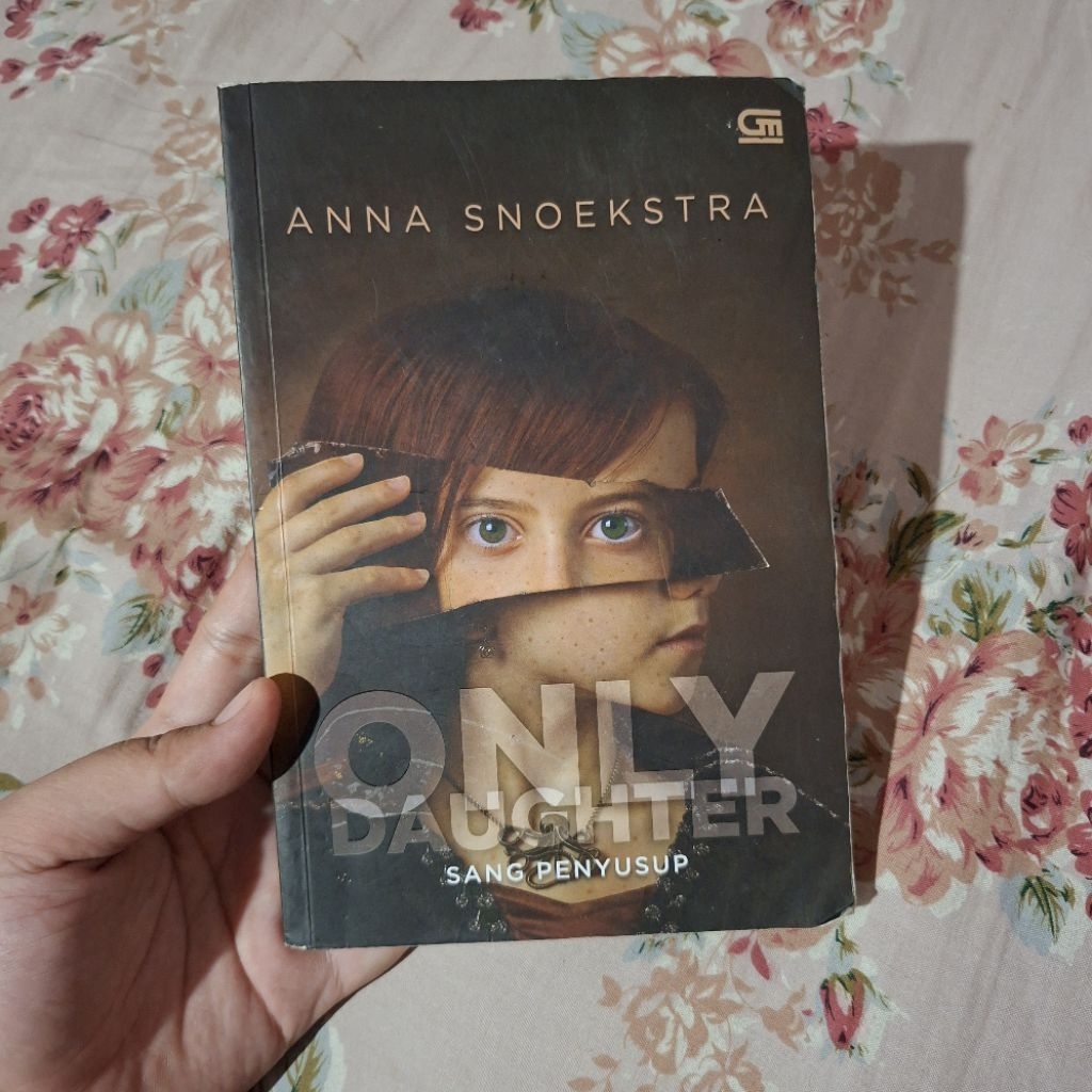 preloved kolpri buku novel ONLY DAUGHTER (Sang Penyusup) by Anna Snoekstra bekas