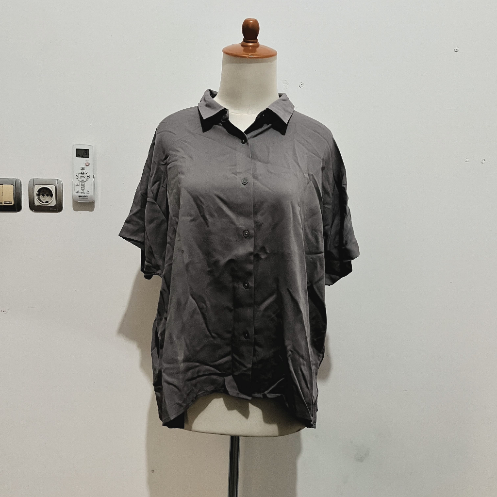 kemeja rayon Uniqlo grey abu-abu wanita lengan pendek