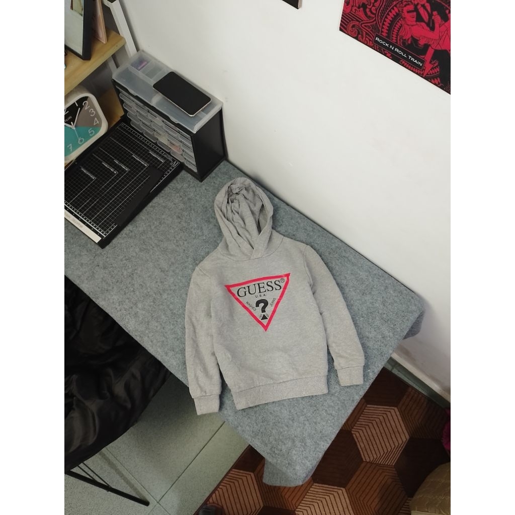 Hoodie Guess Anak (6 - 7 Tahun)