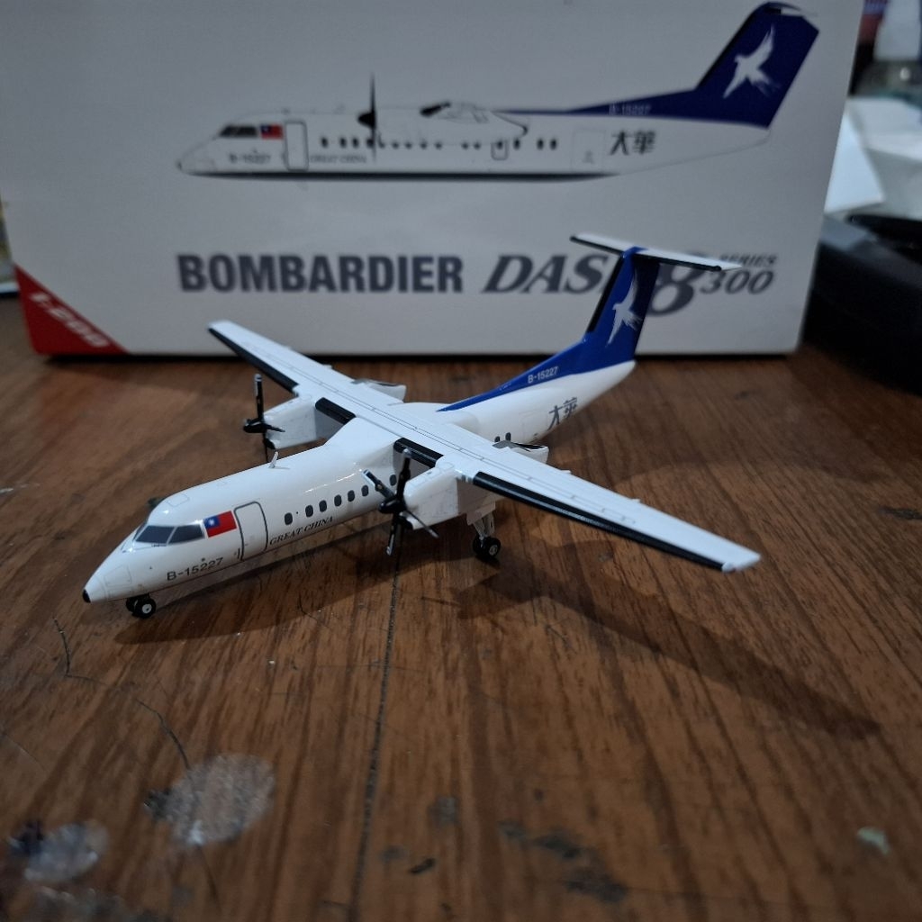 diecast pesawat Bombardier Dash 8-300 Great China 1:200 JC Wings