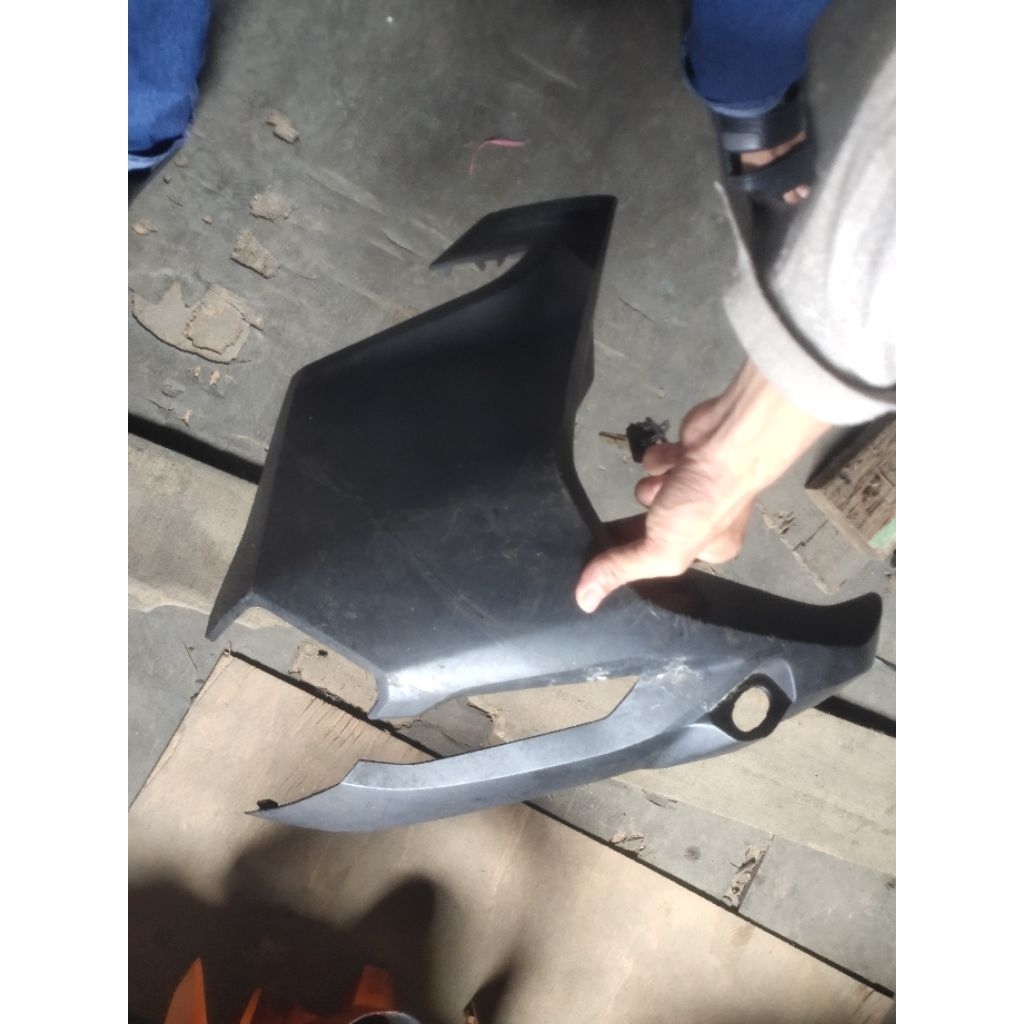 sayap kanan bodi honda adv 150 copotan