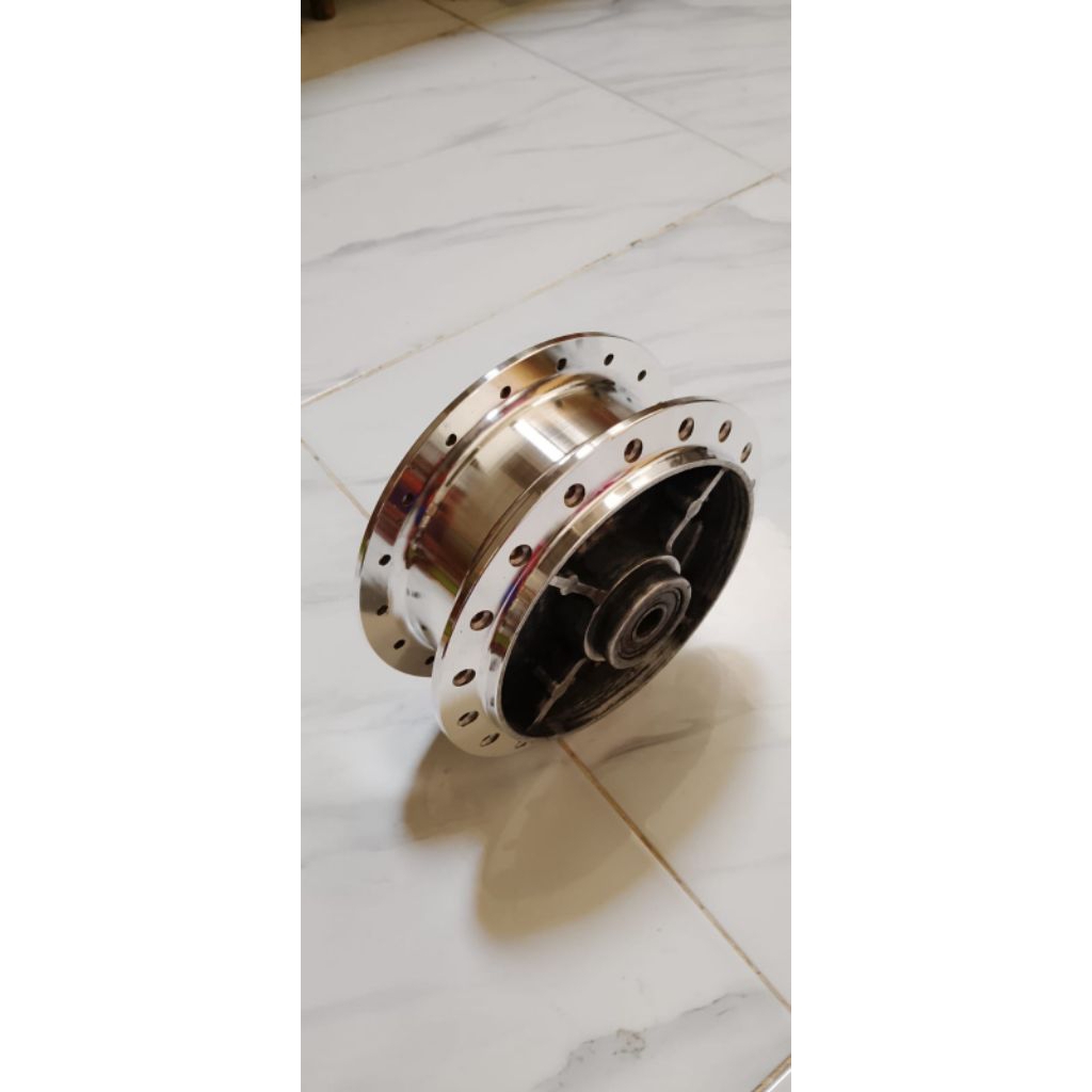 Tromol belakang Kawasaki Blitz R bubut gilap glowing.