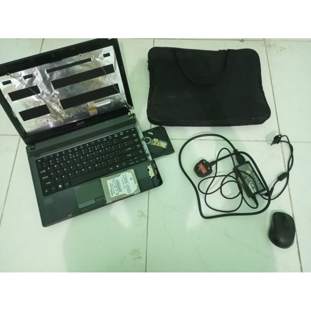 laptop hancur dan mouse dan kabel masih normal mesin normal