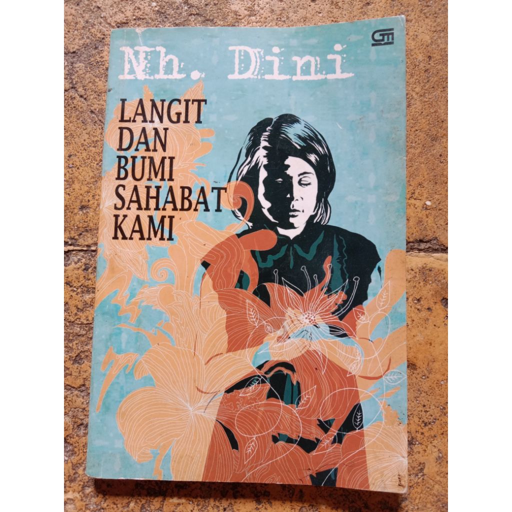 Langit dan Bumi Sahabat Kami" karya Nh. Dini. Genre: Buku ini adalah novel sastra yang berisi cerita