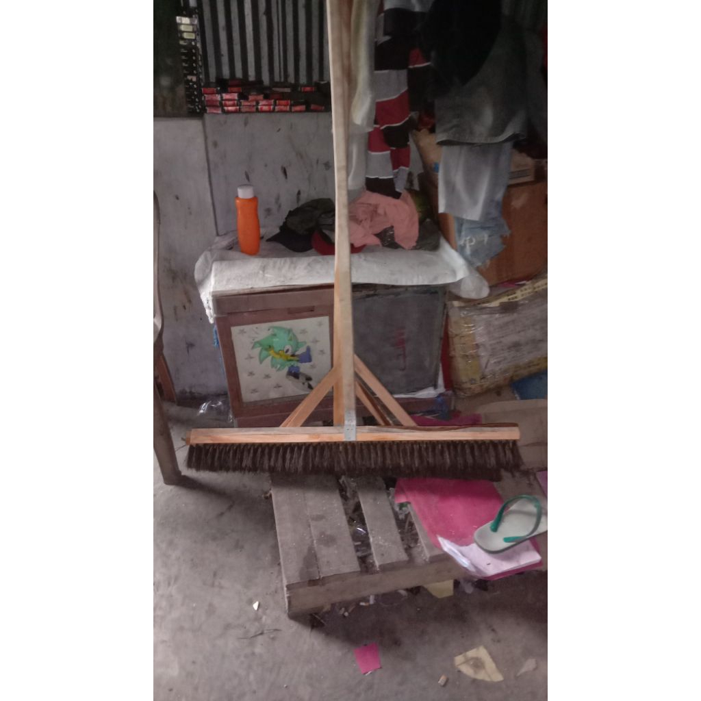 Sapu dorong kokoh