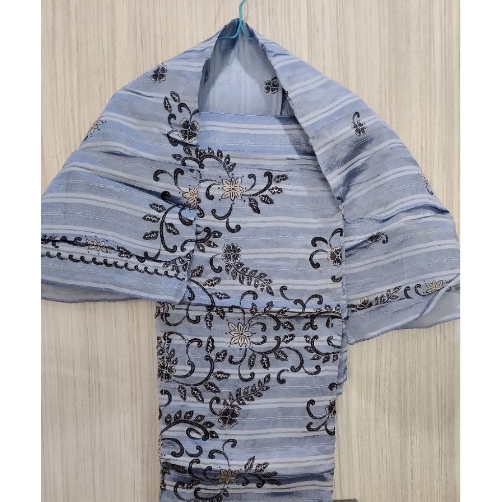 Kain gamis bahan serat warna biru cerah motif bunga hitam garis putih