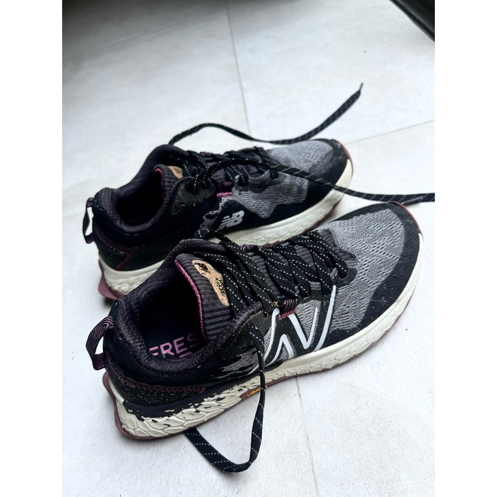 SEPATU TRAIL RUNNING WANITA NEW BALANCE HIERRO