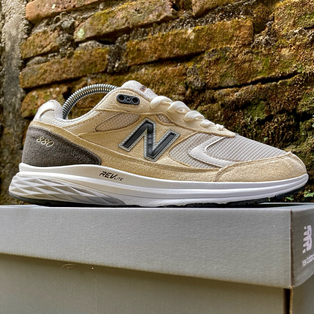 NB 880 Beige Size 41,5 Authentic