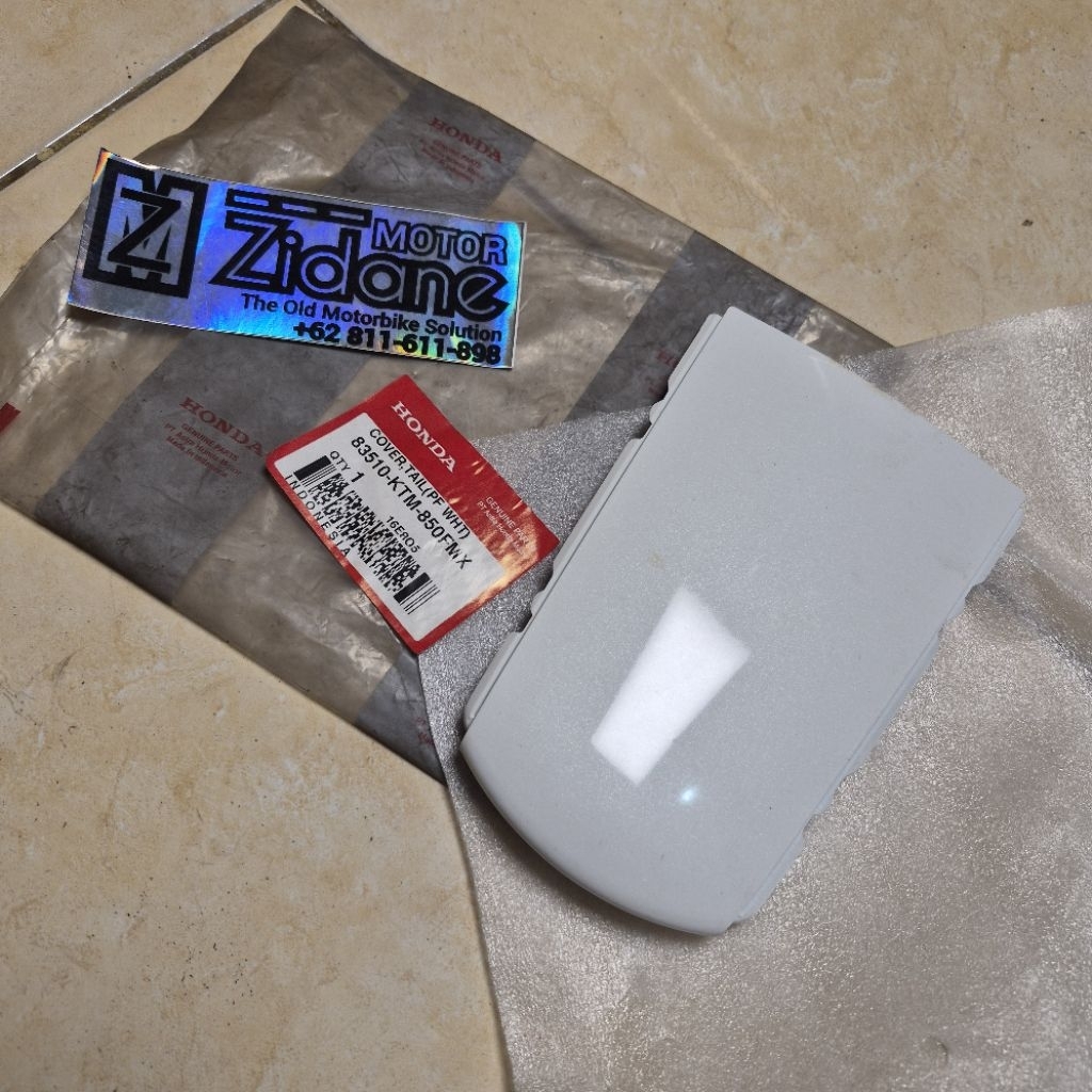 cover tile pad pet stop sambungan body belakang putih supra x125 x 125 original AHM 83510-KTM-850FMX