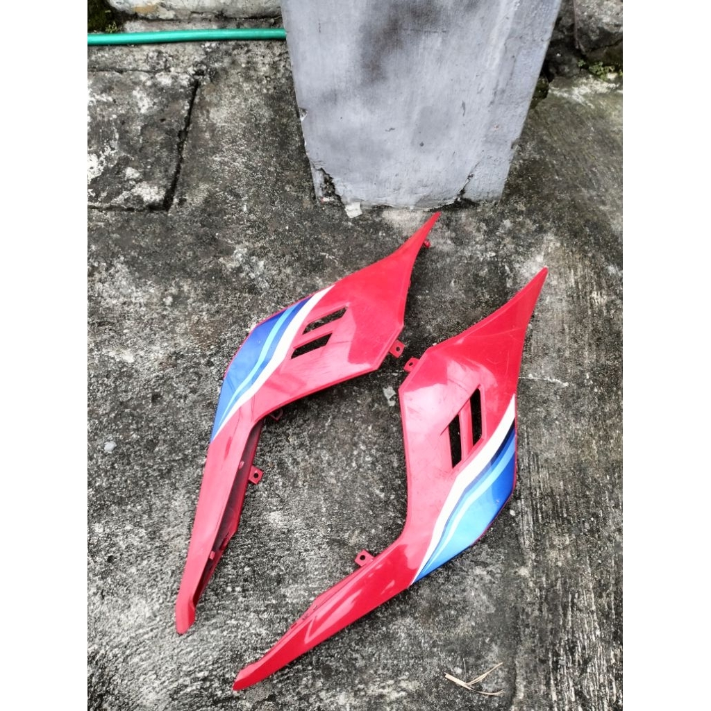 Cover bodi belakang honda Cbr150R K45R tahun 2021 Merah strip biru original