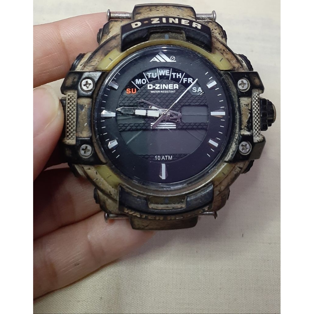 Jam tangan bekas rusak off