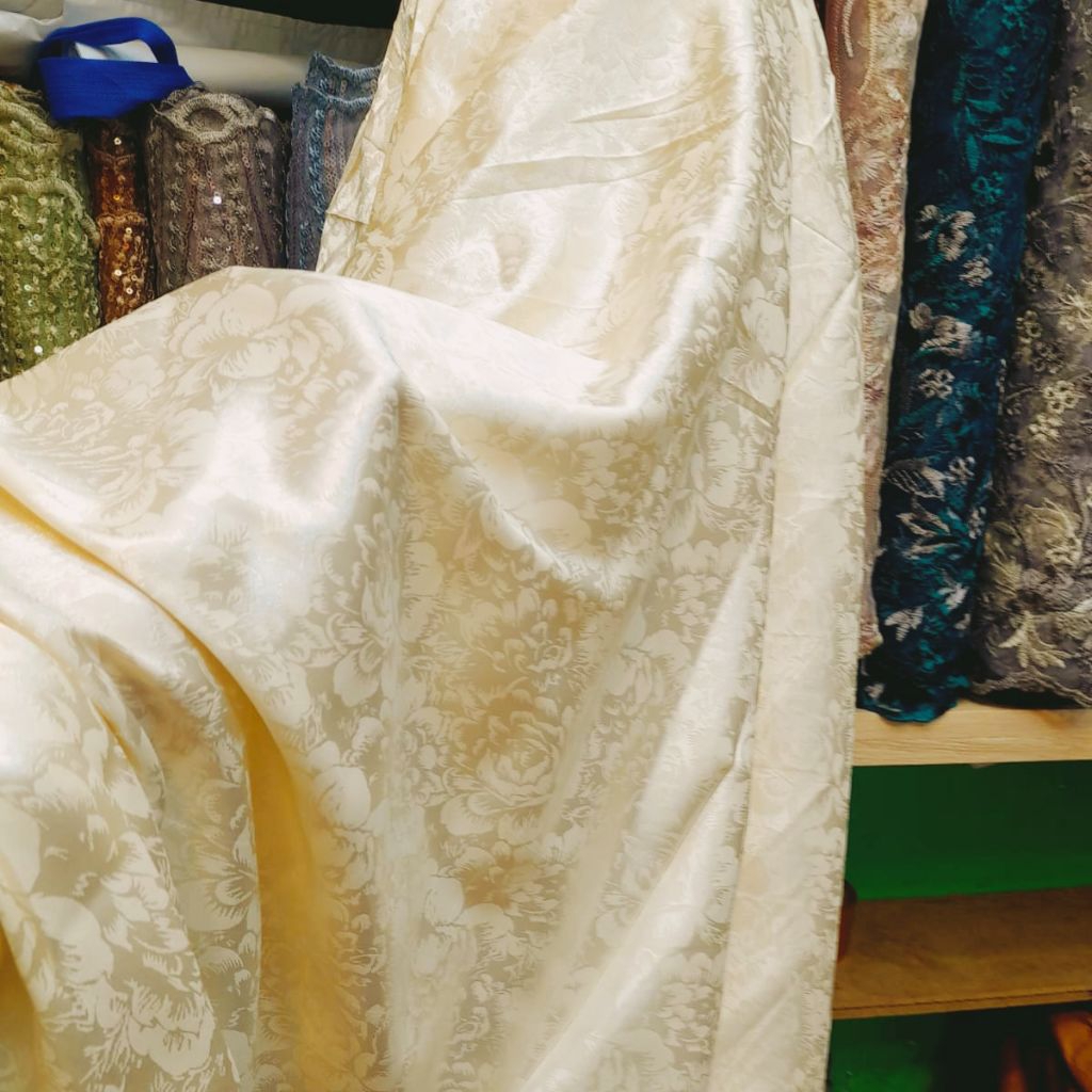 kain armani silk motif salurrr / kain jaguar silk original
