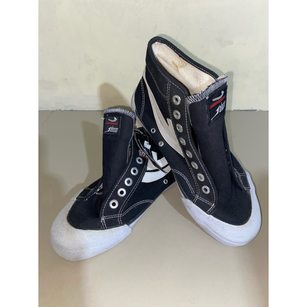 Sepatu Johnson high black white