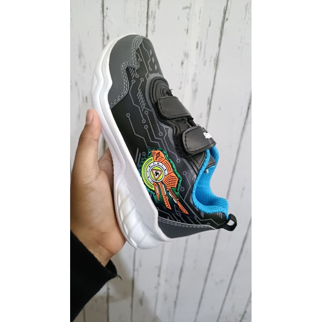 Sepatu anak TK Trekkers