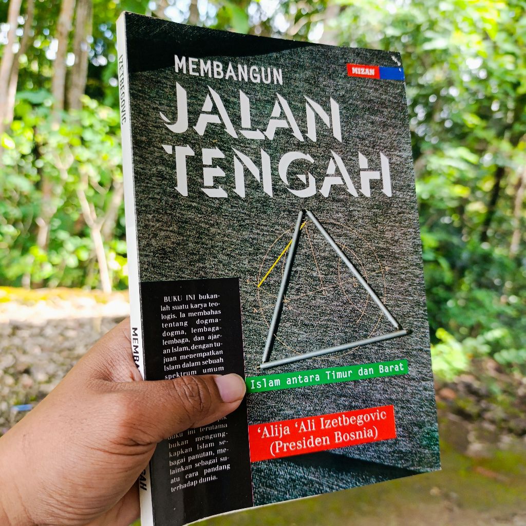 buku membangun jalan tengah Islam antara timur dan barat alija Ali original