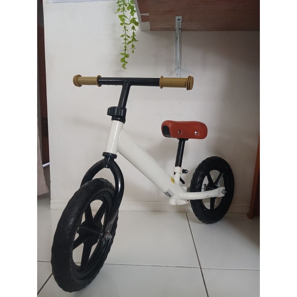 Balance Bike Warna Putih Sepeda Keseimbangan Second Bekas Preloved