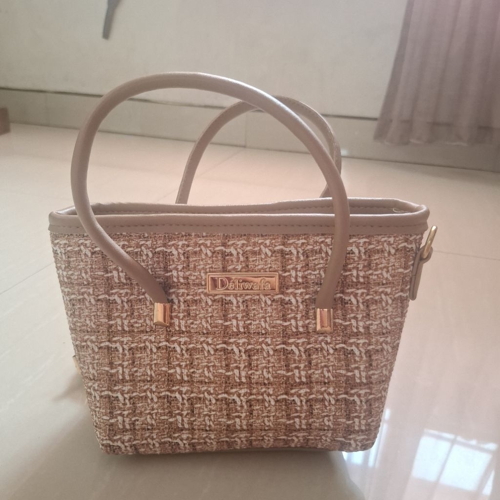 Mini Handbag / SLING BAG-LIKE NEW | Preloved