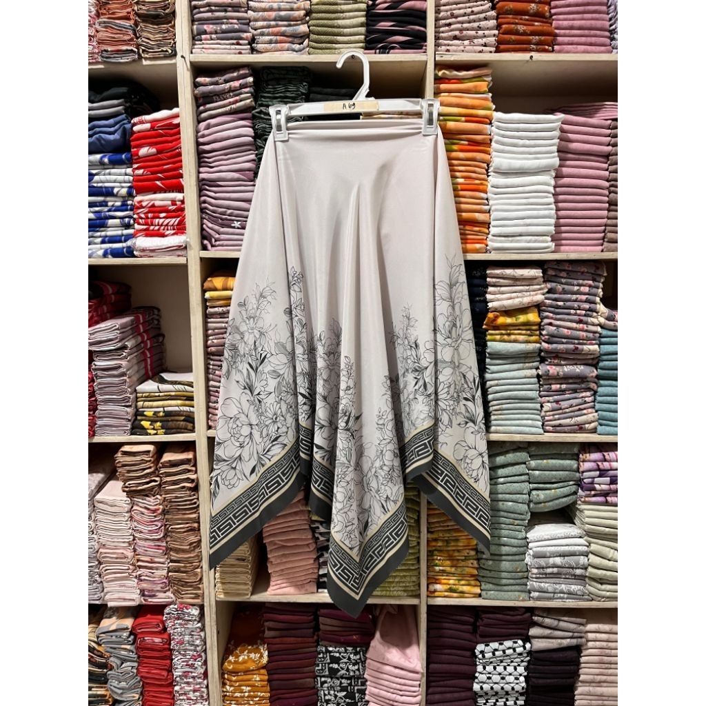 HIJAB SYARI JUMBO SEGI EMPAT VOAL MOTIF BUNGA PUTIH HITAM UK 130X130