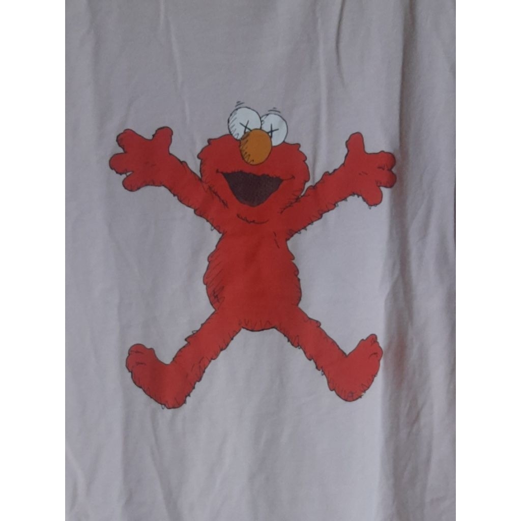 Kaos Uniqlo x sesame x kaws
