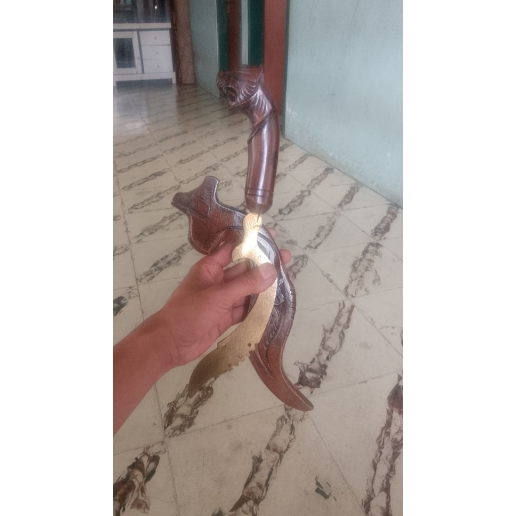 kujang Kuningan besar,bilah Kuningan asli kaligrafi arab,kayu rasa mala ,panjang bilah 20 cm,total 3
